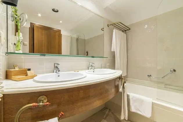 Tek Büyük Yataklı Oda, Balkon, Havuz Manzaralı