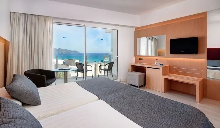 Tek Büyük Yataklı Oda, Balkon, Kısmi Deniz Manzaralı