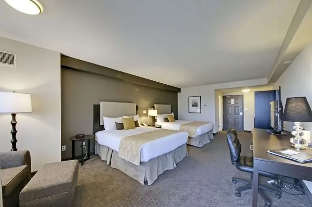 Comfort Oda, Havuz Kenarı (Coast Two Queens, Pool Side)