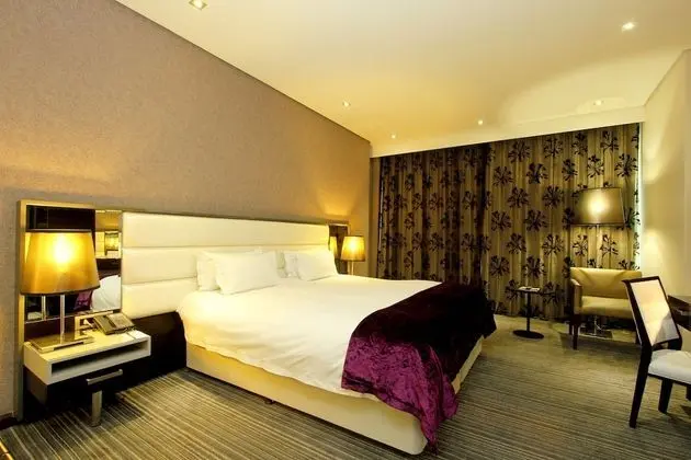 Deluxe Tek Büyük veya İki Ayrı Yataklı Oda, Banyolu/Duşlu, Kısmi Deniz Manzarası