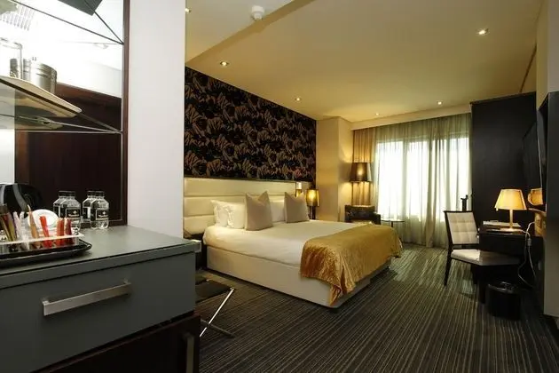 Deluxe Tek Büyük veya İki Ayrı Yataklı Oda, Banyolu/Duşlu, Kısmi Deniz Manzarası