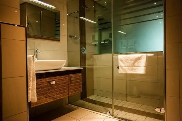 Deluxe Tek Büyük veya İki Ayrı Yataklı Oda, Banyolu/Duşlu, Kısmi Deniz Manzarası