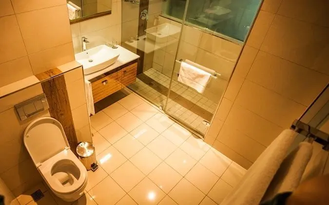 Deluxe Tek Büyük veya İki Ayrı Yataklı Oda, Banyolu/Duşlu, Kısmi Deniz Manzarası