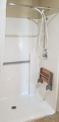 Oda, 1 En Büyük (King) Boy Yatak, Engellilere Uygun (Roll-in Shower)