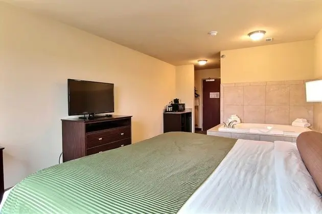 Suite, 1 King bed with Whirlpool, Non Smoking