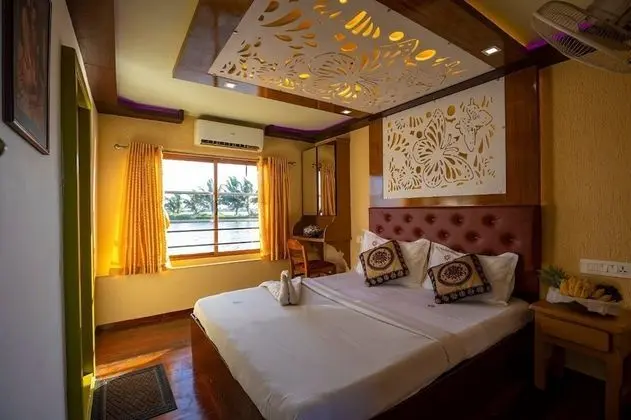 Deluxe Room  (AC timings- 0800PM-0800AM)