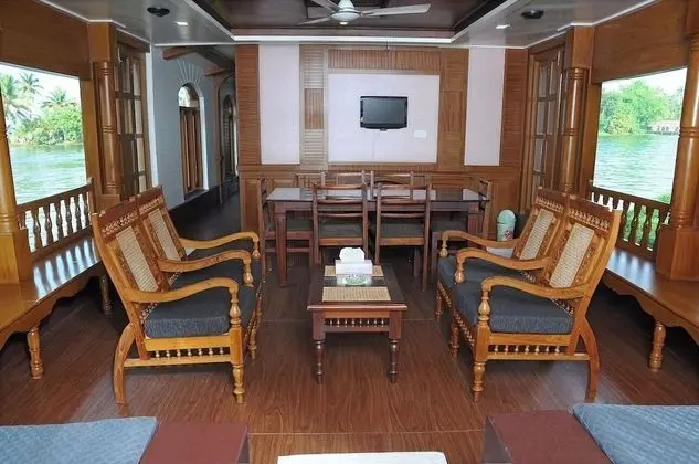 Triple Bed Deluxe A/C Houseboat (AC timings- 0800PM-0800AM)