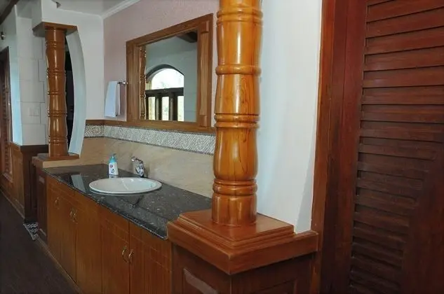 Triple Bed Deluxe A/C Houseboat (AC timings- 0800PM-0800AM)