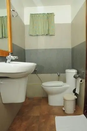 Triple Bed Deluxe A/C Houseboat (AC timings- 0800PM-0800AM)
