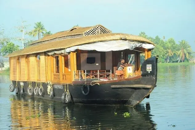 Triple Bed Deluxe A/C Houseboat (AC timings- 0800PM-0800AM)