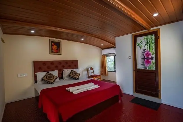 Two Bed Deluxe A/C Houseboat (AC timings- 0800PM-0800AM)