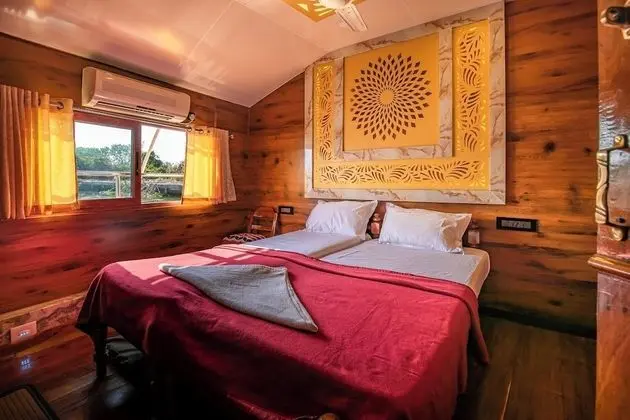 Two Bed Deluxe A/C Houseboat (AC timings- 0800PM-0800AM)