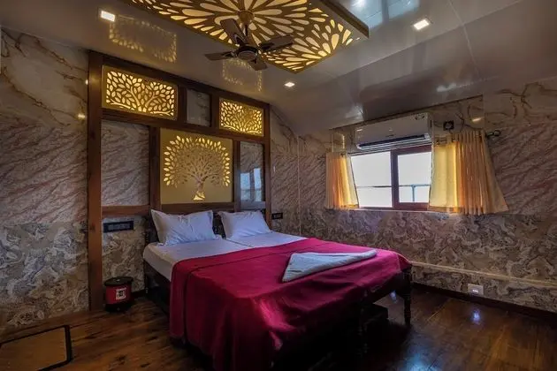 Two Bed Deluxe A/C Houseboat (AC timings- 0800PM-0800AM)