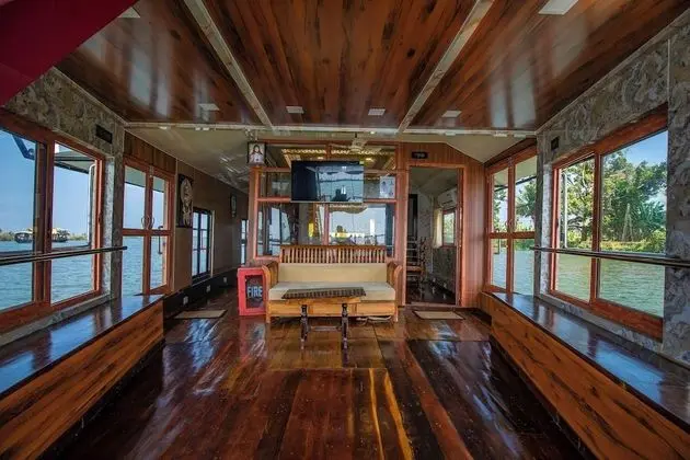 Two Bed Deluxe A/C Houseboat (AC timings- 0800PM-0800AM)