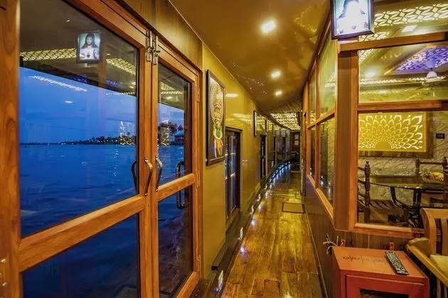 Two Bed Deluxe A/C Houseboat (AC timings- 0800PM-0800AM)