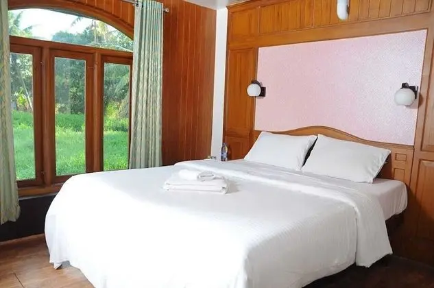 Two Bed Deluxe A/C Houseboat (AC timings- 0800PM-0800AM)