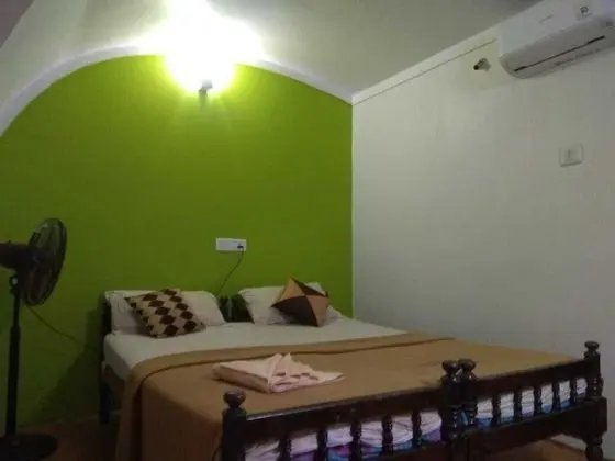 Two Bed Deluxe A/C Houseboat (AC timings- 0800PM-0800AM)