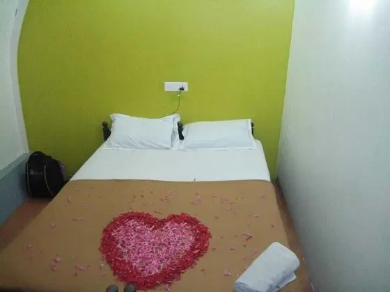 Two Bed Deluxe A/C Houseboat (AC timings- 0800PM-0800AM)