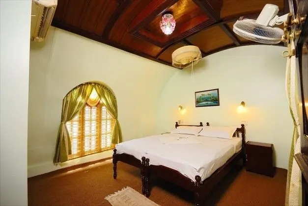 Two Bed Deluxe A/C Houseboat (AC timings- 0800PM-0800AM)