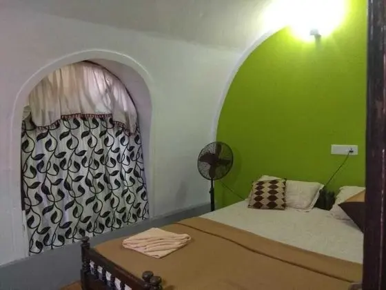 Two Bed Deluxe A/C Houseboat (AC timings- 0800PM-0800AM)