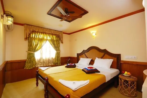 Two Bed Deluxe A/C Houseboat (AC timings- 0800PM-0800AM)