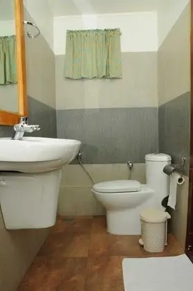 Two Bed Deluxe A/C Houseboat (AC timings- 0800PM-0800AM)