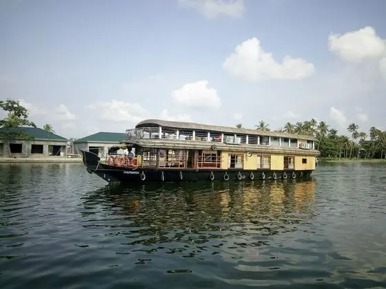 Two Bed Deluxe A/C Houseboat (AC timings- 0800PM-0800AM)