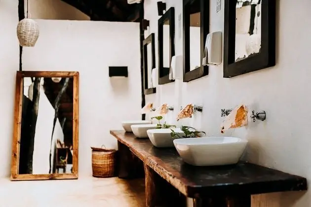 Garden View Shared Bath