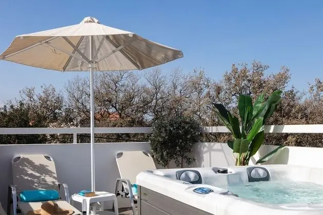 Apartment, 2 Bedrooms, Outdoor Jetted Tub, Pool View