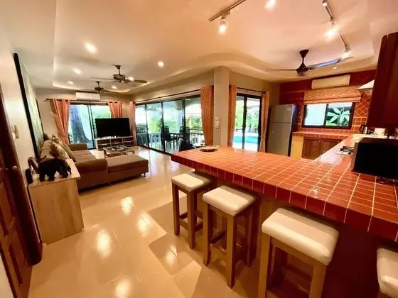 4 Bedrooms Private Pool