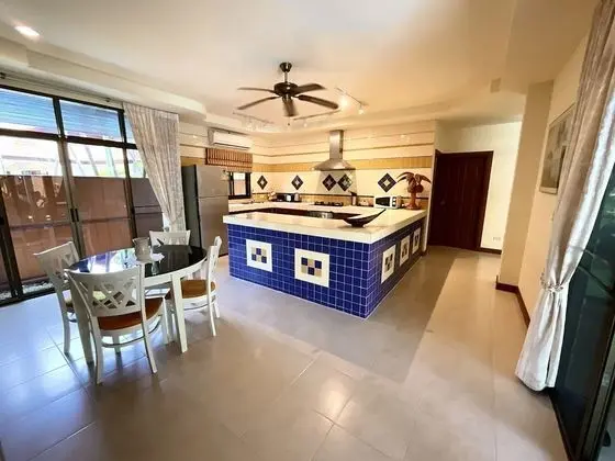 4 Bedrooms Private Pool