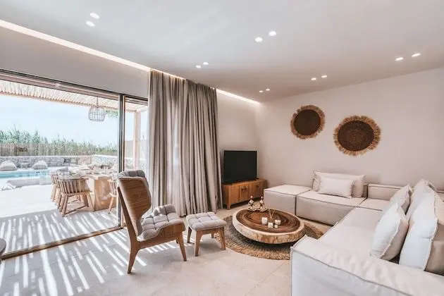 Villa 2 Bedrooms and 1 Bedroom Apartment with Private Pool and Jetted Tub