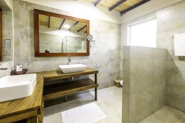 Deluxe Tek Büyük Yataklı Oda, 1 Yatak Odası, Özel Banyo, Bahçe Manzaralı