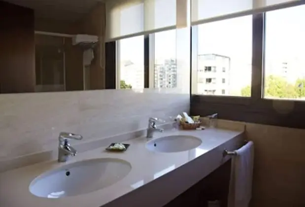 Büyük Yataklı Tek Kişilik Oda
