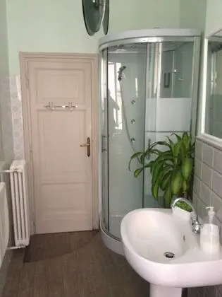 İki Ayrı Yataklı Oda, Ortak Banyo