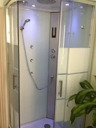 İki Ayrı Yataklı Oda, Ortak Banyo