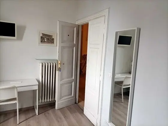 İki Ayrı Yataklı Oda, Ortak Banyo