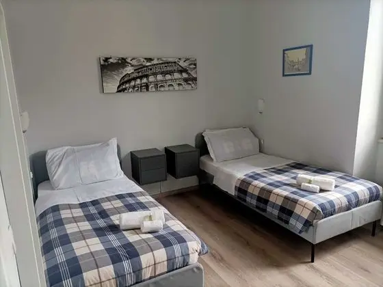 İki Ayrı Yataklı Oda, Ortak Banyo