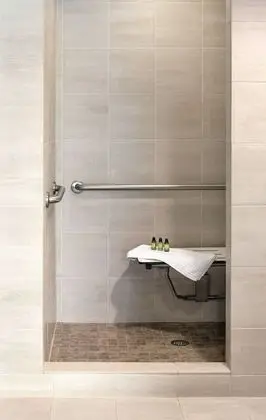 Oda, 1 En Büyük (King) Boy Yatak, Engellilere Uygun (Mobility & Hearing, Roll-in Shower)