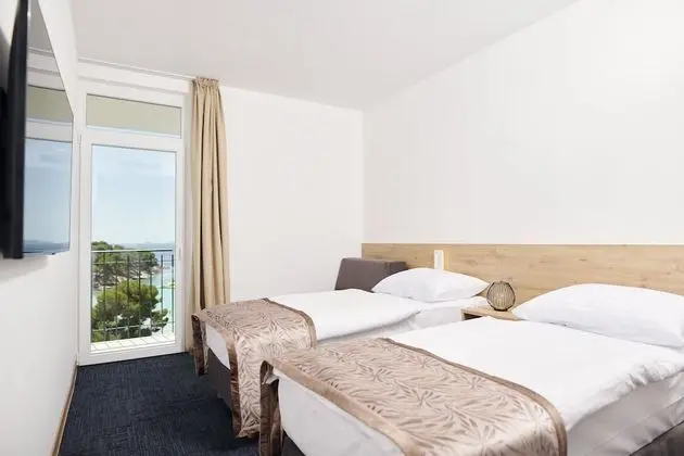 Tek Büyük veya İki Ayrı Yataklı Oda, Balkon, Deniz Manzaralı