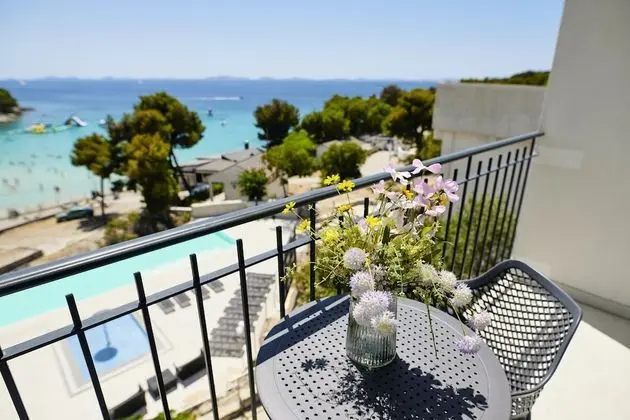 Tek Büyük veya İki Ayrı Yataklı Oda, Balkon, Deniz Manzaralı