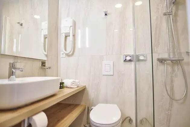 Tek Büyük veya İki Ayrı Yataklı Oda, Balkon, Deniz Manzaralı