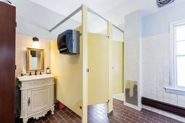 Standard Oda, 2 Büyük (Queen) Boy Yatak, Ortak Banyo
