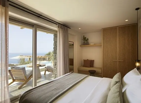 Deluxe Pool Experience Suite Sea View
