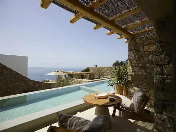 Deluxe Pool Experience Suite Sea View