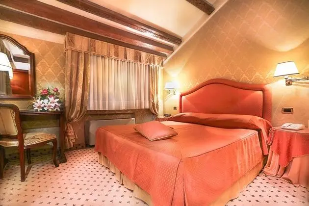 Classic Tek Büyük veya İki Ayrı Yataklı Oda