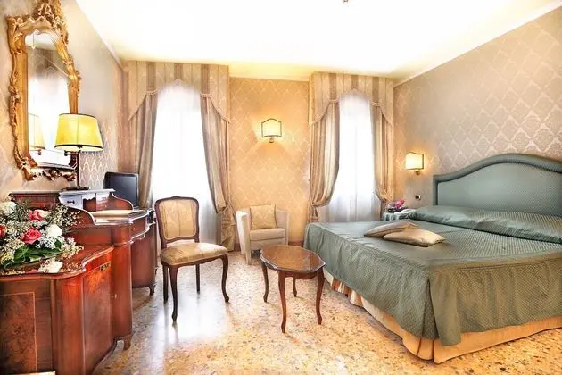 Deluxe Tek Büyük Yataklı Oda, Kanal Manzaralı