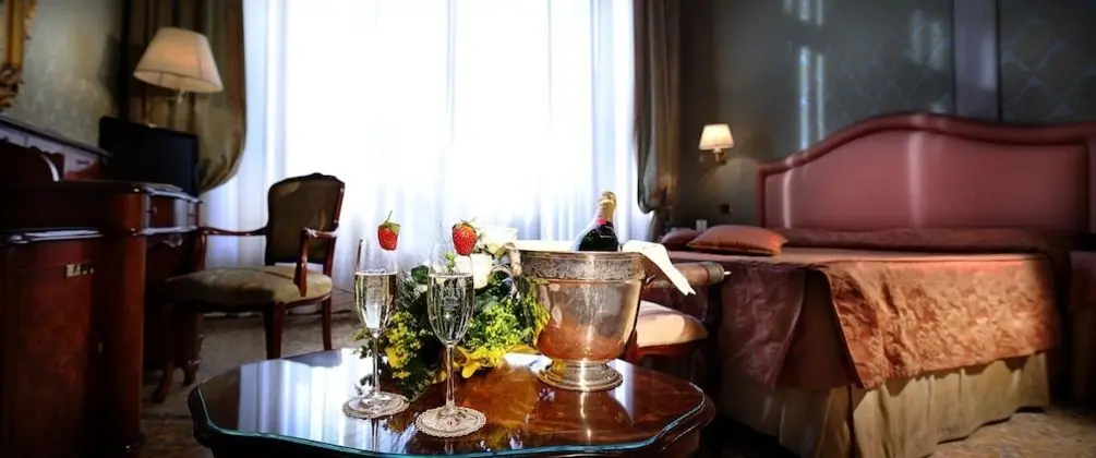 Deluxe Tek Büyük Yataklı Oda, Kanal Manzaralı