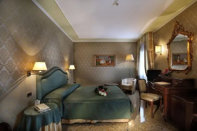 Deluxe Tek Büyük Yataklı Oda, Kanal Manzaralı