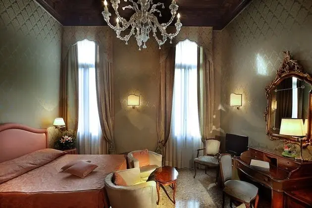 Junior Suite Deluxe Canal View